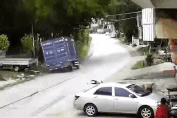 Bẻ lái thần sầu, tài xế xe tải cứu mạng bé gái trong chớp mắt