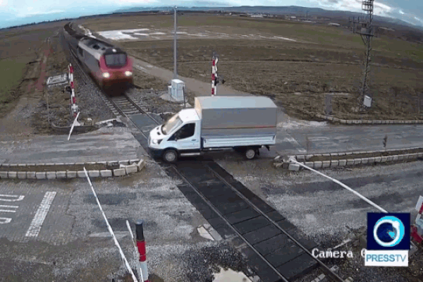 Cố vượt khi tàu hỏa đang tới, ô tô bị barrier ngầm hất ngược trở lại-1