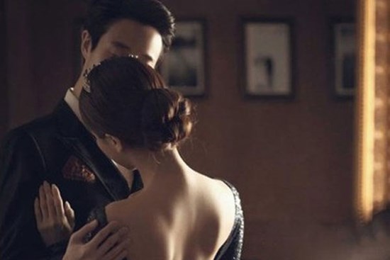 Vợ hiền như đất chát với sếp lúc nửa đêm, tôi lén ngó điện thoại thì chết khiếp