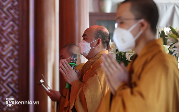 Nhiều người nghẹn ngào, không cầm được nước mắt khi dự lễ cầu siêu cho bé gái 8 tuổi bị dì ghẻ bạo hành-2