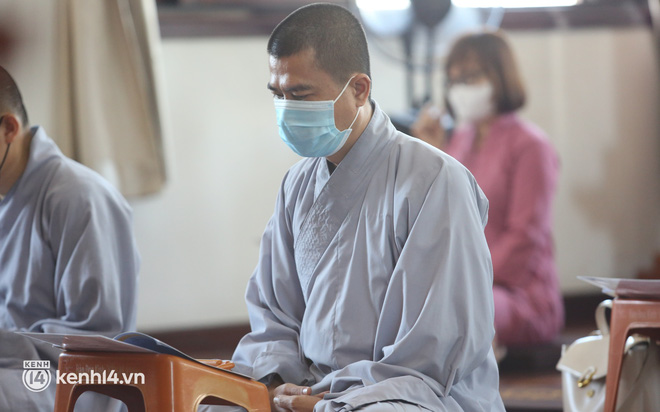 Nhiều người nghẹn ngào, không cầm được nước mắt khi dự lễ cầu siêu cho bé gái 8 tuổi bị dì ghẻ bạo hành-4