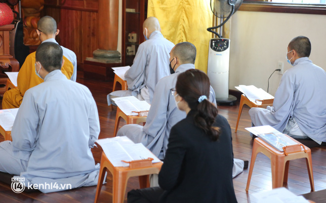 Nhiều người nghẹn ngào, không cầm được nước mắt khi dự lễ cầu siêu cho bé gái 8 tuổi bị dì ghẻ bạo hành-5