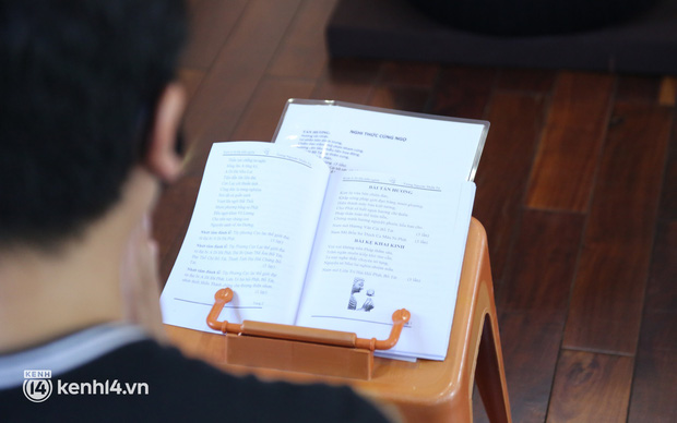 Nhiều người nghẹn ngào, không cầm được nước mắt khi dự lễ cầu siêu cho bé gái 8 tuổi bị dì ghẻ bạo hành-10