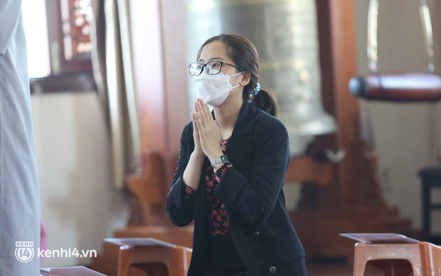 Nhiều người nghẹn ngào, không cầm được nước mắt khi dự lễ cầu siêu cho bé gái 8 tuổi bị dì ghẻ bạo hành-11