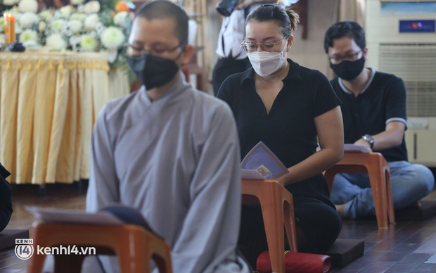 Nhiều người nghẹn ngào, không cầm được nước mắt khi dự lễ cầu siêu cho bé gái 8 tuổi bị dì ghẻ bạo hành-8