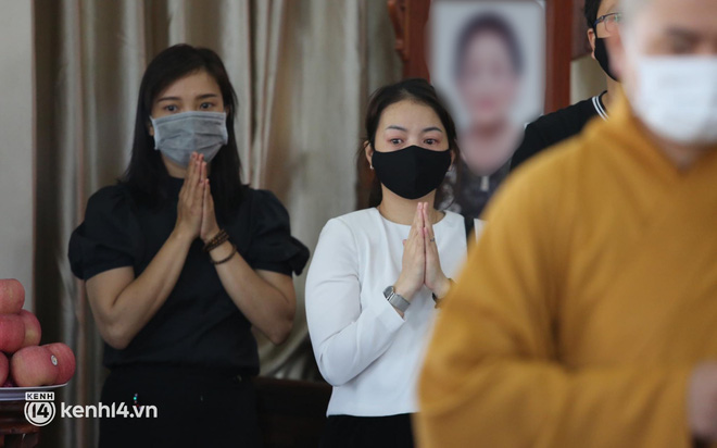 Nhiều người nghẹn ngào, không cầm được nước mắt khi dự lễ cầu siêu cho bé gái 8 tuổi bị dì ghẻ bạo hành-15