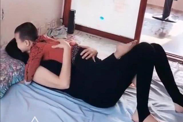 Con trai 14 tuổi mua áo lót về tặng mẹ nhưng giấu trong ngăn kéo, lý do khiến người mẹ phát sốc, phải vội đưa đi bác sĩ tâm lý ngay-1