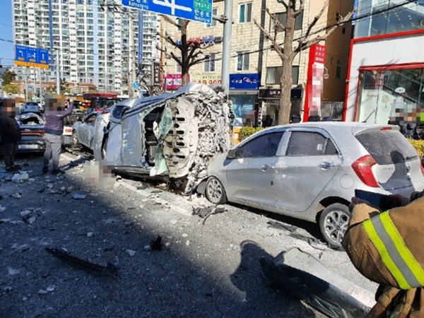 Tai nạn khó tin: Ô tô bay” lao thẳng từ tầng 5 tòa nhà xuống đường, đâm liên hoàn hàng chục xe gây thương vong thảm khốc-2