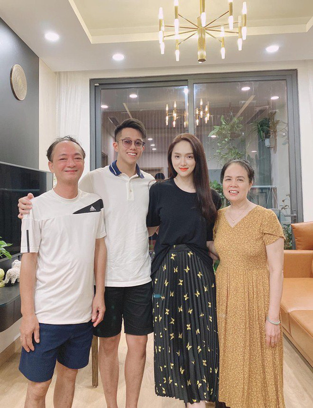 Lộ ảnh Matt Liu và bố vợ tương lai cực thân thiết tại nhà riêng, pha chốt đơn mở bát 2022 là đây?-2