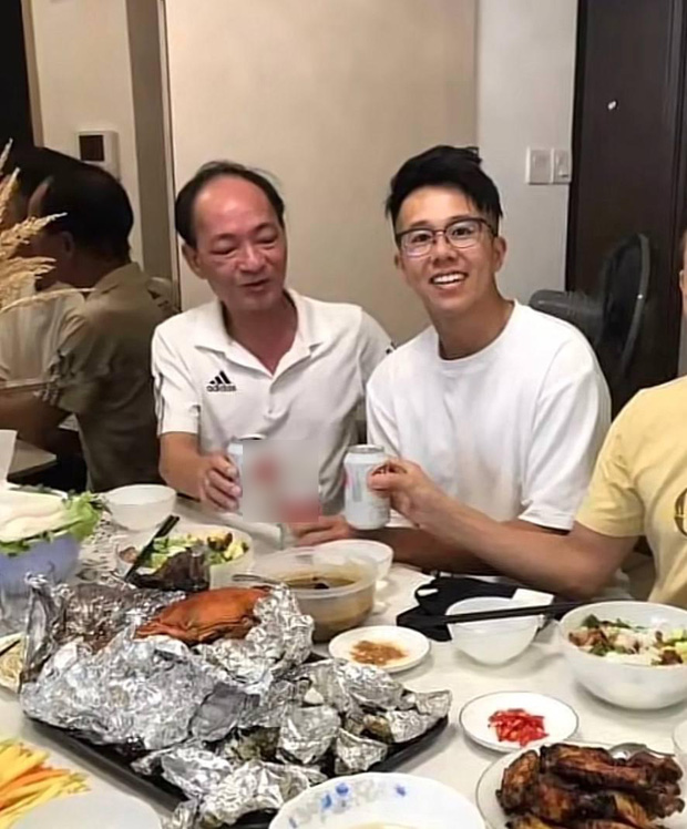 Lộ ảnh Matt Liu và bố vợ tương lai cực thân thiết tại nhà riêng, pha chốt đơn mở bát 2022 là đây?-1