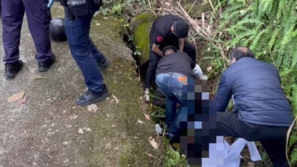 Cặp đôi lái xe giữa đường trong đêm khuya, hôm sau cảnh sát quan sát kỹ mới phát hiện chi tiết tội ác vô cùng man rợ-1