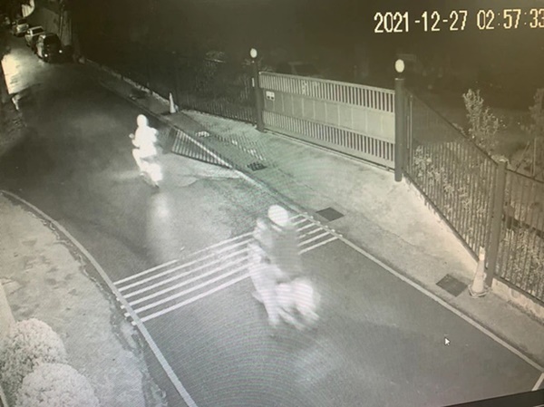 Cặp đôi lái xe giữa đường trong đêm khuya, hôm sau cảnh sát quan sát kỹ mới phát hiện chi tiết tội ác vô cùng man rợ-3