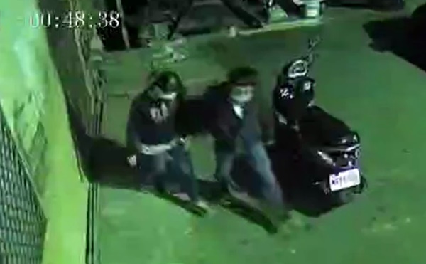 Cặp đôi lái xe giữa đường trong đêm khuya, hôm sau cảnh sát quan sát kỹ mới phát hiện chi tiết tội ác vô cùng man rợ-4