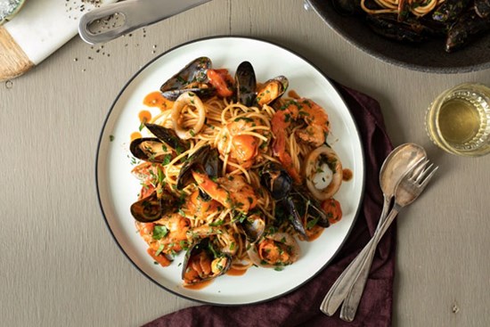 Làm spaghetti hải sản cho bữa tiệc cuối năm