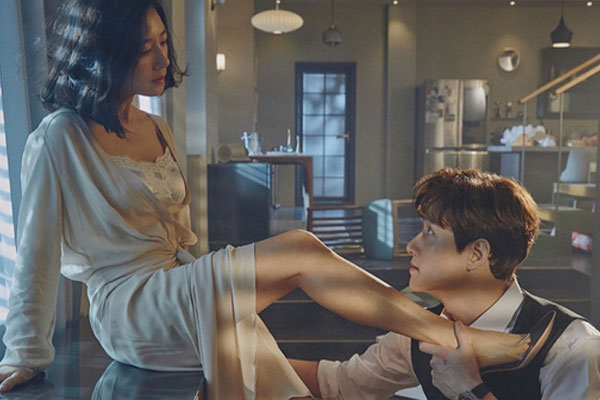 Nam giáo viên vụng trộm với đồng nghiệp bị vợ bắt quả tang, tiểu tam lên bờ xuống ruộng khi phải bồi thường hàng tỷ đồng-1