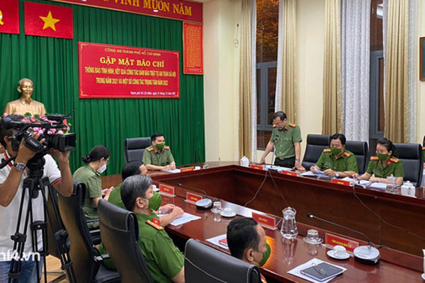 Vụ bé gái 8 tuổi bị mẹ kế bạo hành tử vong ở TP.HCM: Người cha khai gì?-1