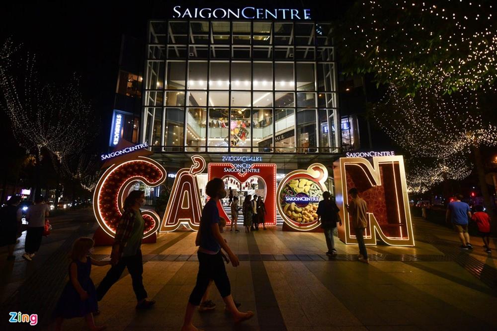 Trung tâm quận 1 kẹt xe tối cuối năm 2021-10