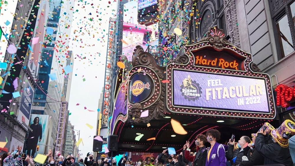 Hai bức tranh trái ngược chào đón năm 2022-1