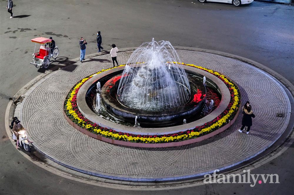 Phố phường Hà Nội trước thời khắc chuyển giao năm 2022: Chưa có năm nào yên ắng đến như vậy!-4