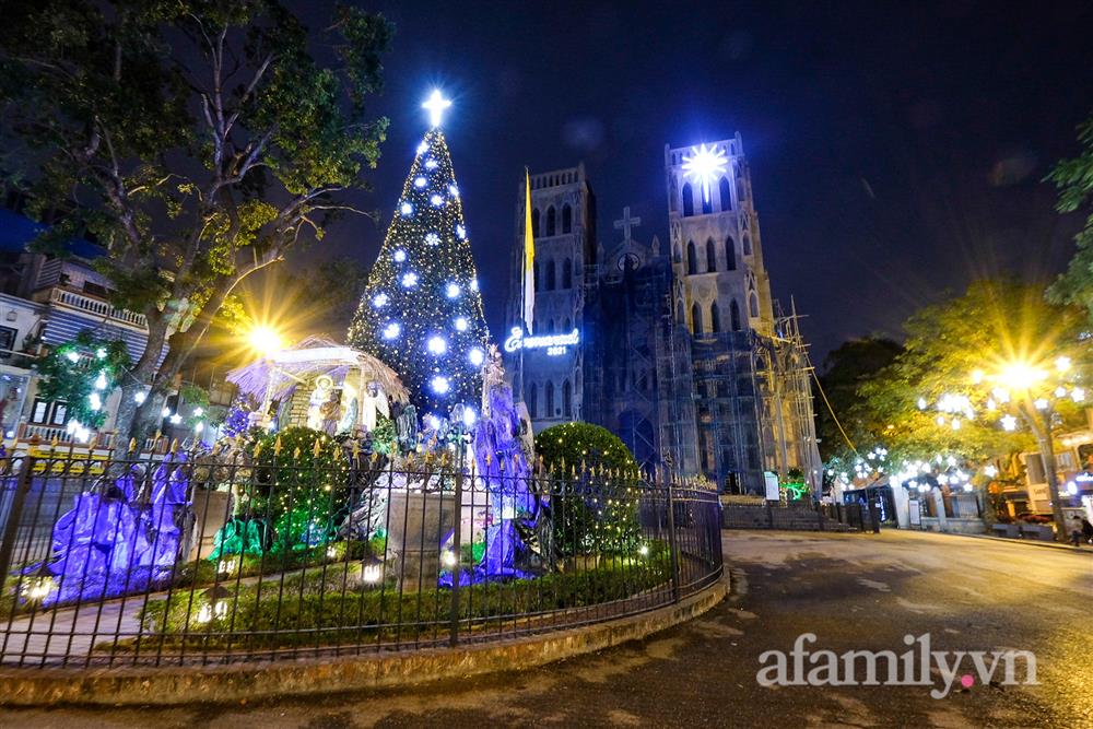 Phố phường Hà Nội trước thời khắc chuyển giao năm 2022: Chưa có năm nào yên ắng đến như vậy!-5