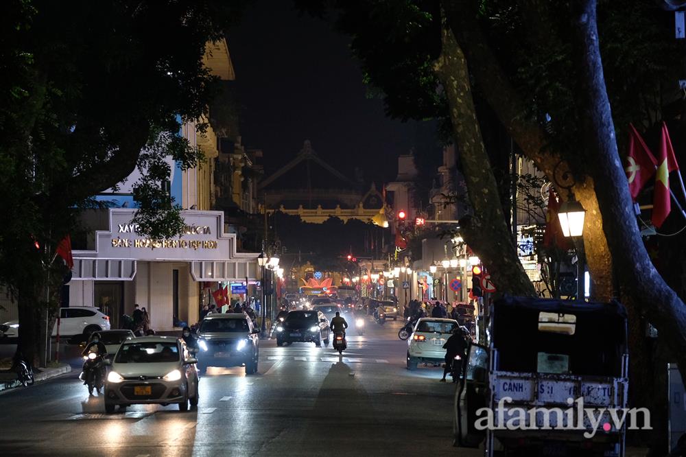 Phố phường Hà Nội trước thời khắc chuyển giao năm 2022: Chưa có năm nào yên ắng đến như vậy!-6