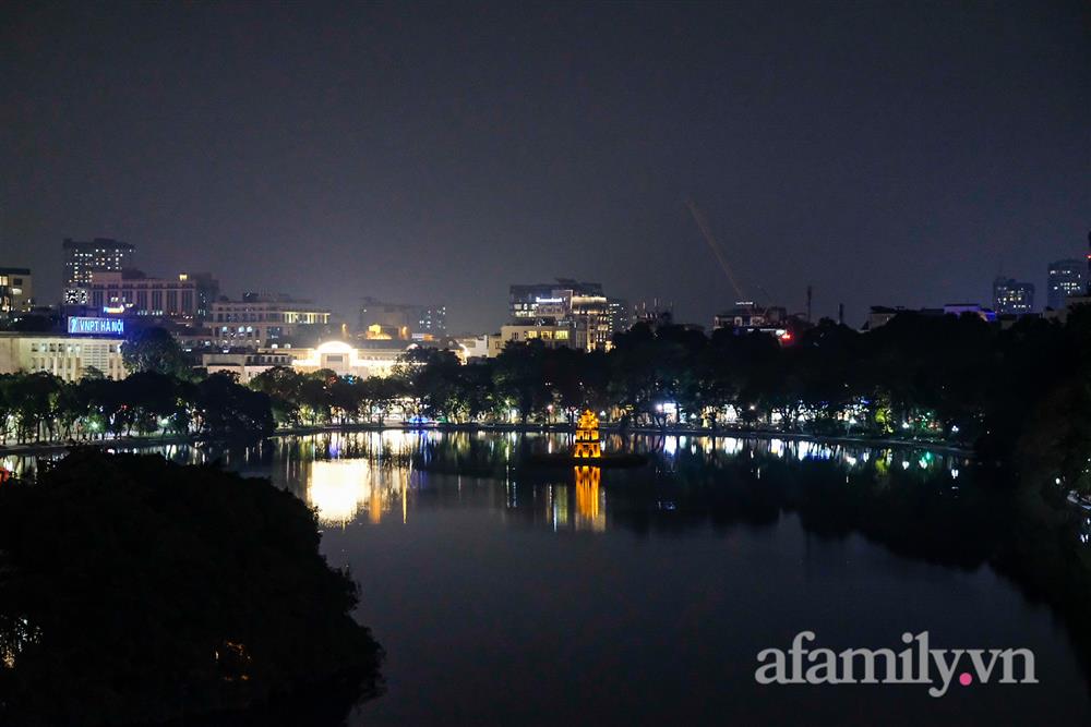 Phố phường Hà Nội trước thời khắc chuyển giao năm 2022: Chưa có năm nào yên ắng đến như vậy!-7