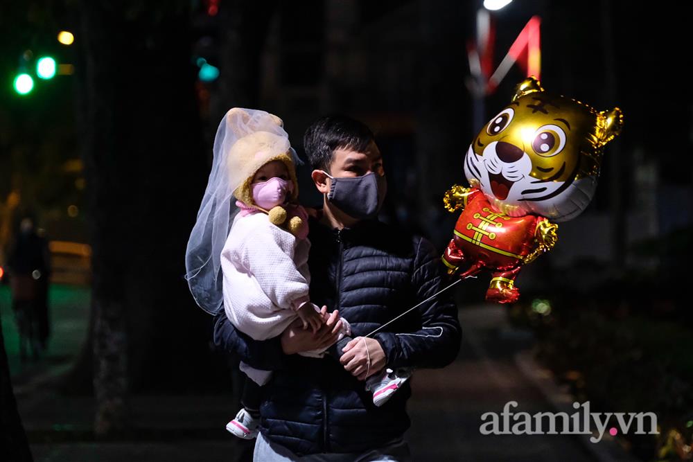 Phố phường Hà Nội trước thời khắc chuyển giao năm 2022: Chưa có năm nào yên ắng đến như vậy!-9