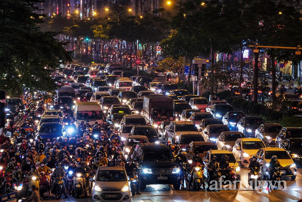 Phố phường Hà Nội trước thời khắc chuyển giao năm 2022: Chưa có năm nào yên ắng đến như vậy!-11