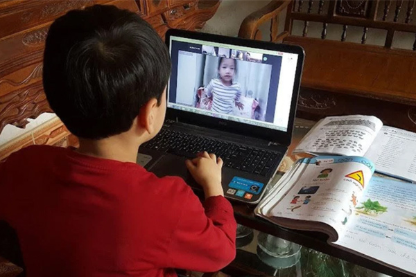 Cháu đang học online, bà dì cứ ghé mặt vào nói chuyện, cô giáo bực quá buông 1 câu: Vỏn vẹn mấy từ mà dì chạy mất dạng-2