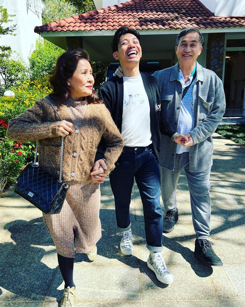 Đại gia Minh Nhựa khoe ảnh chụp cùng hai ông bà trùm” phía sau, để lộ khoảnh khắc gia đình ai cũng ngưỡng mộ-2