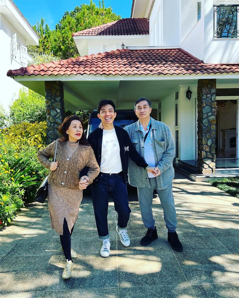 Đại gia Minh Nhựa khoe ảnh chụp cùng hai ông bà trùm” phía sau, để lộ khoảnh khắc gia đình ai cũng ngưỡng mộ-4