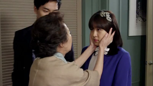 Gọi điện cầu xin mẹ chồng giúp trông con thì bị từ chối, lúc quên cúp máy, nghe được cuộc trò chuyện của bố mẹ chồng, tôi khóc-1