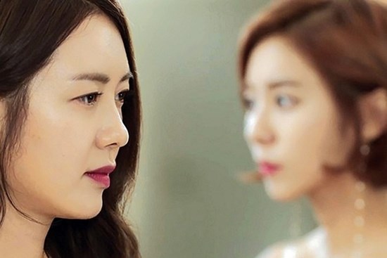 Mẹ chồng để lại chiếc vòng vàng và cuốn album ảnh trên giường bệnh, chị dâu nhanh tay lấy vàng, 3 ngày sau xem lại album mà tôi bật cười