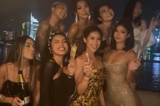 Tiên Nguyễn cùng hội bạn thân đón năm mới trên du thuyền, riêng cô nàng chiếm trọn spotlight nhờ điều này