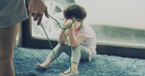 Dạy con bằng đòn roi, đánh đập sẽ gây tổn thương tới não bộ, hậu quả để lại khiến nhiều người ám ảnh-1