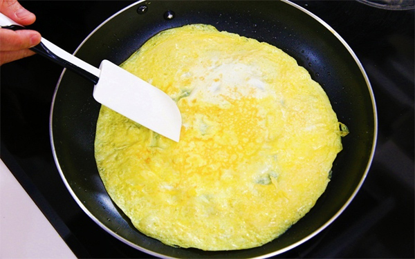 Rán trứng đừng vội đổ ngay ra chảo, làm theo cách này trứng vàng xốp gấp bội phần-2
