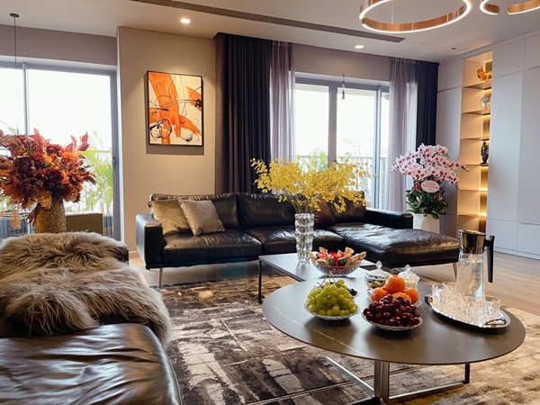 Ở lại Hà Nội đón Tết dương lịch, bà xã MC Thành Trung khoe căn penthouse cao cấp ngập cây xanh và hoa tươi-9