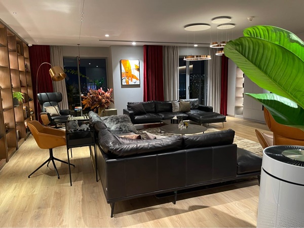 Ở lại Hà Nội đón Tết dương lịch, bà xã MC Thành Trung khoe căn penthouse cao cấp ngập cây xanh và hoa tươi-10