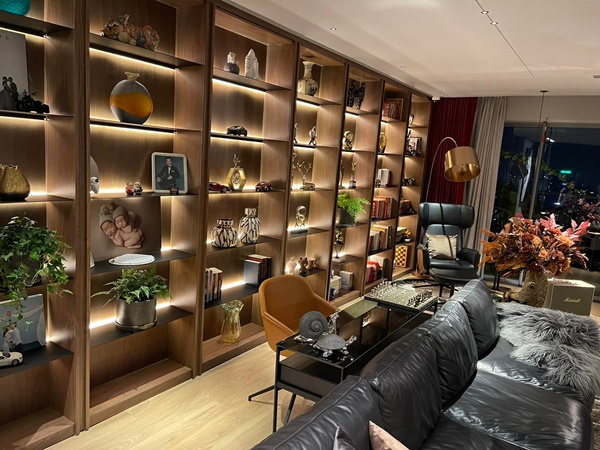 Ở lại Hà Nội đón Tết dương lịch, bà xã MC Thành Trung khoe căn penthouse cao cấp ngập cây xanh và hoa tươi-11