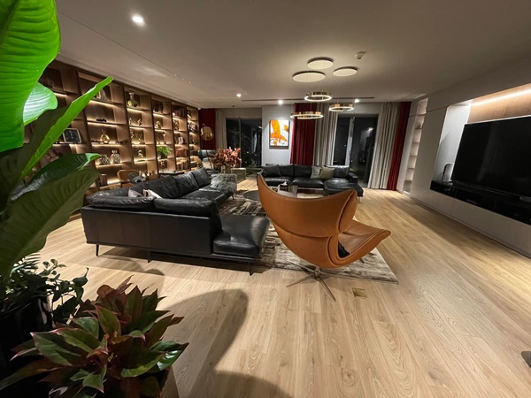 Ở lại Hà Nội đón Tết dương lịch, bà xã MC Thành Trung khoe căn penthouse cao cấp ngập cây xanh và hoa tươi-12