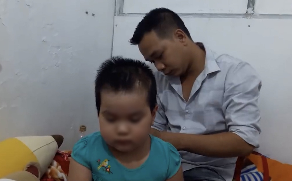 Vợ bỏ đi theo nhân tình ăn chơi, người đàn ông chật vật nuôi con gái 5 tuổi bị ung thư-1