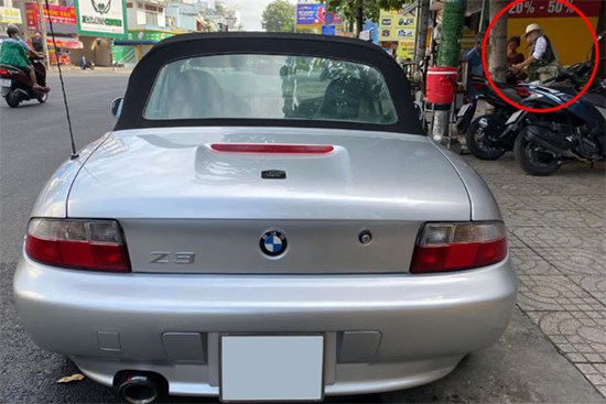 Ông trùm cà phê Đặng Lê Nguyên Vũ mang BMW Z3 siêu hiếm đến một showroom bán siêu xe nổi tiếng TP. HCM gây tò mò