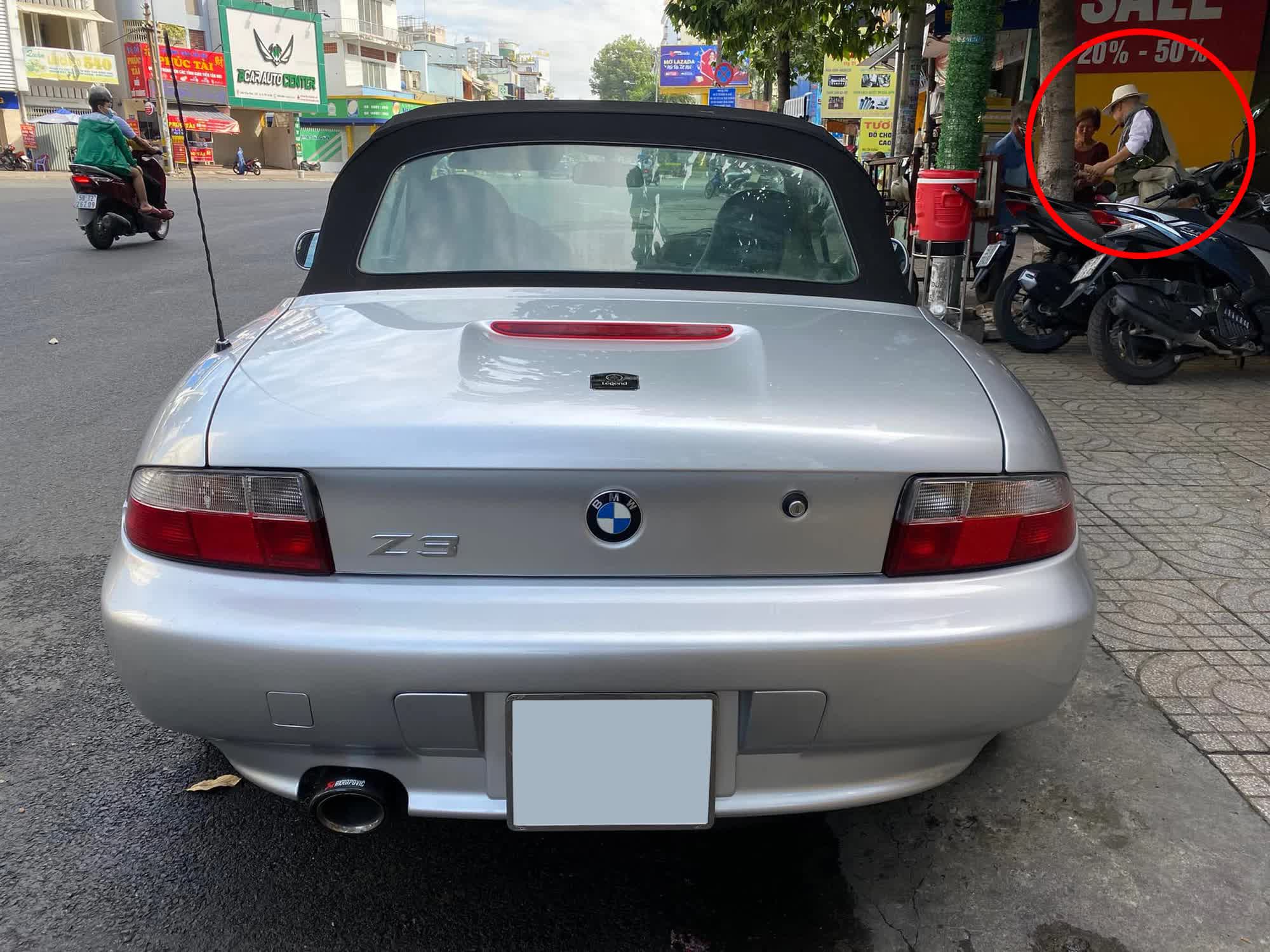 Ông trùm cà phê Đặng Lê Nguyên Vũ mang BMW Z3 siêu hiếm đến một showroom bán siêu xe nổi tiếng TP. HCM gây tò mò-1
