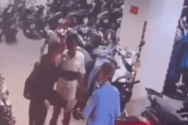 Bức xúc clip thanh niên hổ báo, tát tới tấp vào mặt bảo vệ lớn tuổi trong bãi xe-1