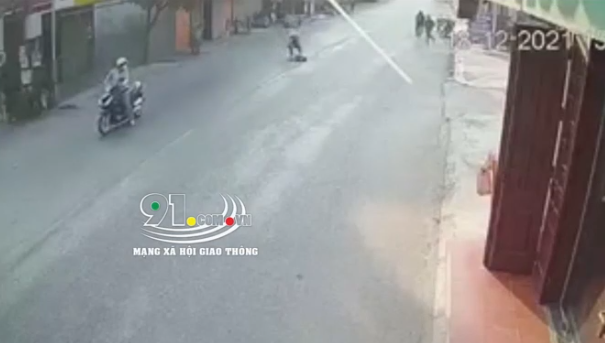 Bất ngờ chạy ra đường, cháu bé bị xe máy và ô tô tải đâm liên tiếp, tiếng la hét thất thanh đầy ám ảnh-1