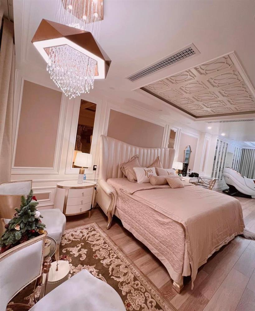 Phòng khách hoành tráng, tiện nghi trong căn biệt thự của Lệ Quyên-5