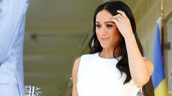 Tiết lộ bức ảnh đầu tiên về hai em bé hoàng gia trong lễ rửa tội được Nữ hoàng Anh tham dự khiến nhà Meghan cay cú-4