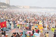 SỐC: Hàng chục nghìn lượt khách đổ về Vũng Tàu trong 2 ngày lễ, từ phà biển đến bãi tắm, điểm check-in đều đông khủng khiếp