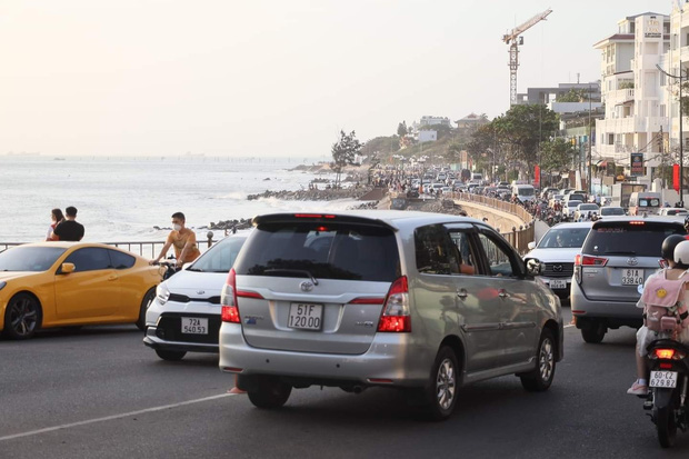 SỐC: Hàng chục nghìn lượt khách đổ về Vũng Tàu trong 2 ngày lễ, từ phà biển đến bãi tắm, điểm check-in đều đông khủng khiếp-2