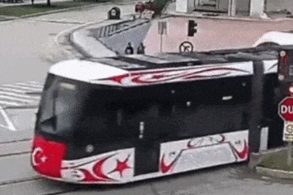 Mải 'buôn' điện thoại khi qua đường ray, người phụ nữ bị tàu điện tông văng